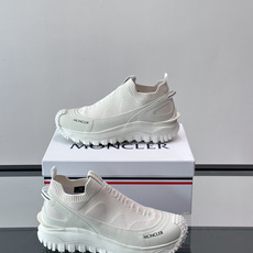 Moncler/蒙口男士休闲运动鞋,具有舒适防滑性能,采用一体成型进口飞织科技面料制成,兼备创新、功能性 Moncler/蒙口男士休闲运动鞋,具有舒适防滑性能,采用一体成型进口飞织科技面料制成,兼备创新、功能性