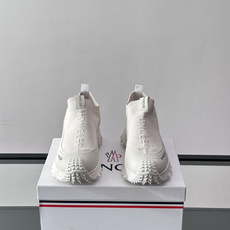 Moncler/蒙口男士休闲运动鞋,具有舒适防滑性能,采用一体成型进口飞织科技面料制成,兼备创新、功能性 Moncler/蒙口男士休闲运动鞋,具有舒适防滑性能,采用一体成型进口飞织科技面料制成,兼备创新、功能性