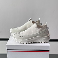 Moncler/蒙口男士休闲运动鞋,具有舒适防滑性能,采用一体成型进口飞织科技面料制成,兼备创新、功能性 Moncler/蒙口男士休闲运动鞋,具有舒适防滑性能,采用一体成型进口飞织科技面料制成,兼备创新、功能性
