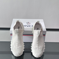 Moncler/蒙口男士休闲运动鞋,具有舒适防滑性能,采用一体成型进口飞织科技面料制成,兼备创新、功能性 Moncler/蒙口男士休闲运动鞋,具有舒适防滑性能,采用一体成型进口飞织科技面料制成,兼备创新、功能性