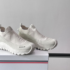 Moncler/蒙口男士休闲运动鞋,具有舒适防滑性能,采用一体成型进口飞织科技面料制成,兼备创新、功能性 Moncler/蒙口男士休闲运动鞋,具有舒适防滑性能,采用一体成型进口飞织科技面料制成,兼备创新、功能性