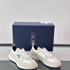 Christian Dior Fall 2026SS,麂皮+织物材质,质感细腻又透气✨。侧面“Dior” Christian Dior Fall 2026SS,麂皮+织物材质,质感细腻又透气✨。侧面“Dior”
