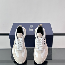 Christian Dior Fall 2026SS,麂皮+织物材质,质感细腻又透气✨。侧面“Dior” Christian Dior Fall 2026SS,麂皮+织物材质,质感细腻又透气✨。侧面“Dior”