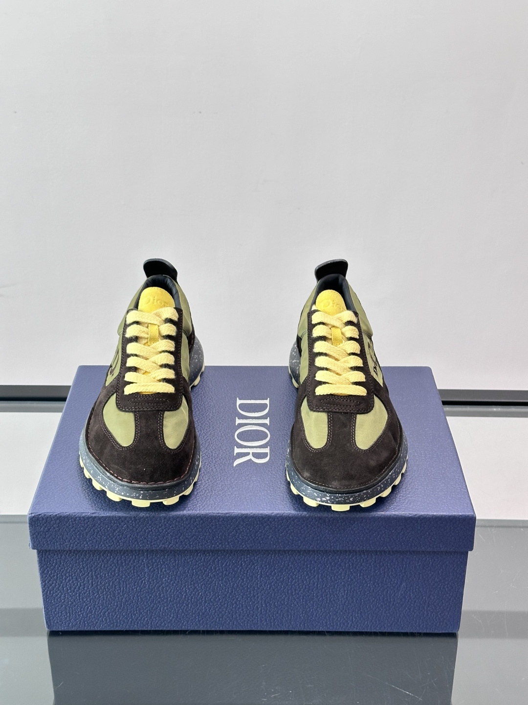 Christian Dior Fall 2026SS，麂皮+织物材质，质感细腻又透气✨。侧面“Dior”