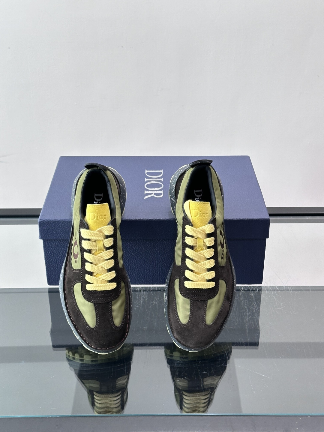 Christian Dior Fall 2026SS，麂皮+织物材质，质感细腻又透气✨。侧面“Dior”