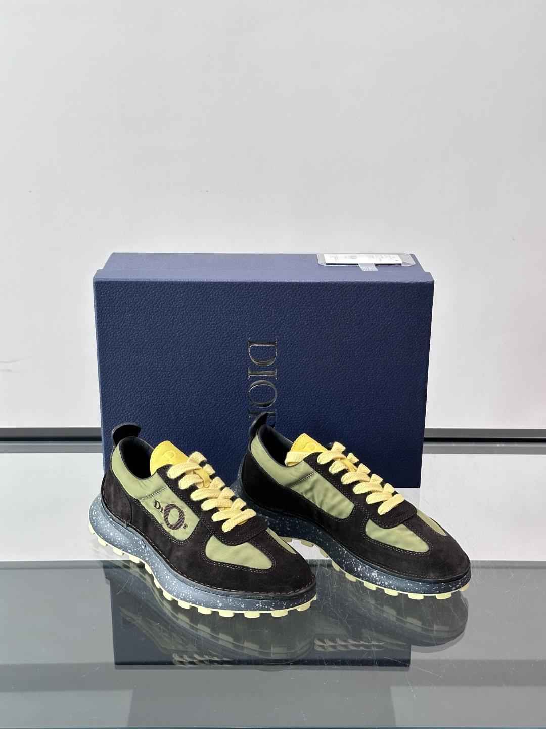 Christian Dior Fall 2026SS，麂皮+织物材质，质感细腻又透气✨。侧面“Dior”
