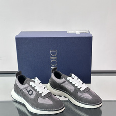 Christian Dior Fall 2026SS,麂皮+织物材质,质感细腻又透气✨。侧面“Dior” Christian Dior Fall 2026SS,麂皮+织物材质,质感细腻又透气✨。侧面“Dior”