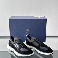 Christian Dior Fall 2026SS,麂皮+织物材质,质感细腻又透气✨。侧面“Dior” Christian Dior Fall 2026SS,麂皮+织物材质,质感细腻又透气✨。侧面“Dior”