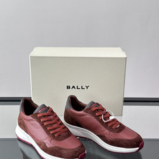 🍷BALLY这款酒红色运动鞋,采用麂皮+皮革拼接,质感细腻又耐用。白色橡胶鞋底防滑,日常穿搭或轻运动都O 🍷BALLY这款酒红色运动鞋,采用麂皮+皮革拼接,质感细腻又耐用。白色橡胶鞋底防滑,日常穿搭或轻运动都O