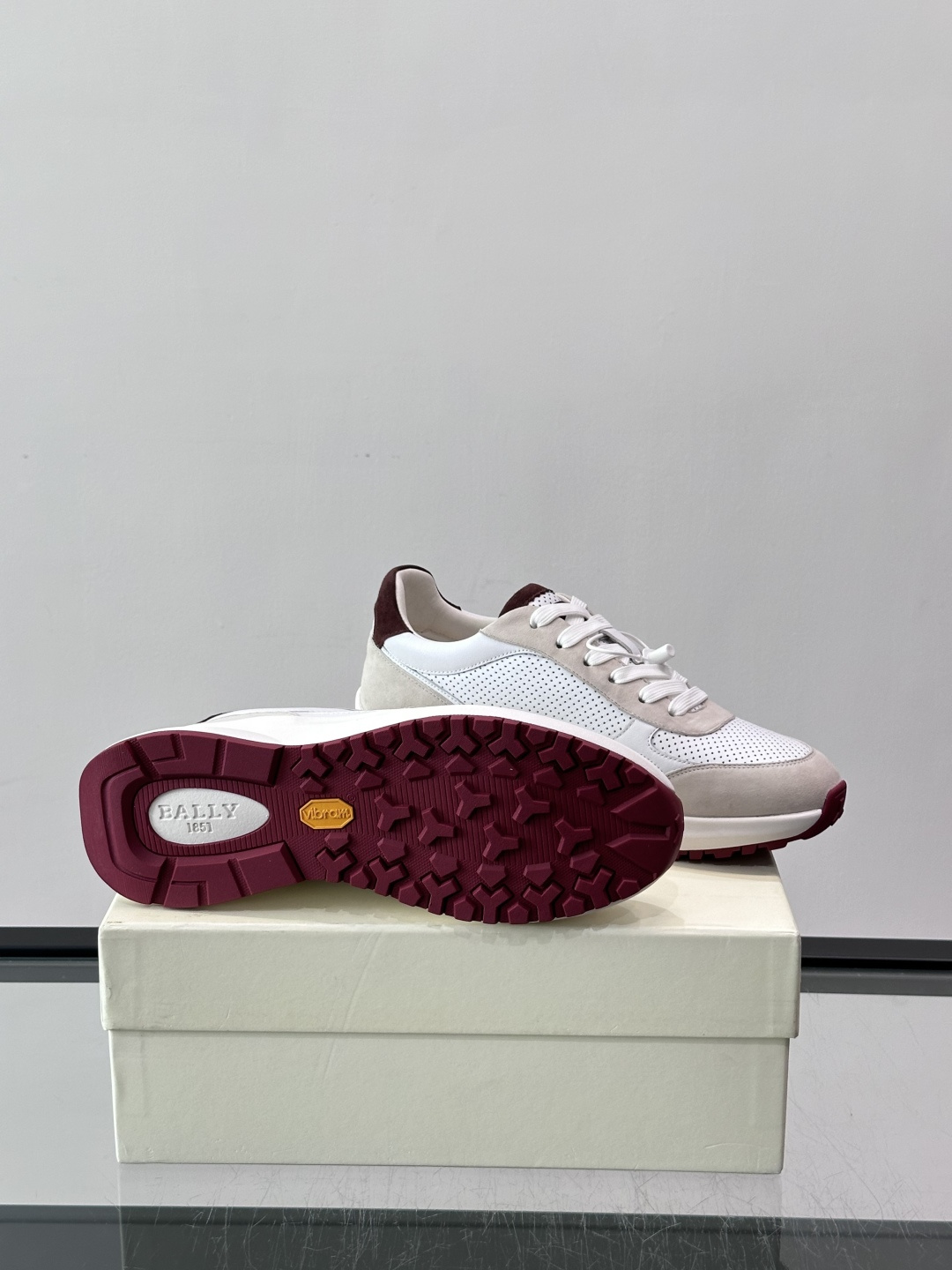 👟BALLY男士休闲运动鞋，网布+绒面革拼接，颜色鞋底点缀，简约又有层次感✨。厚底设计，穿着舒适还能悄悄