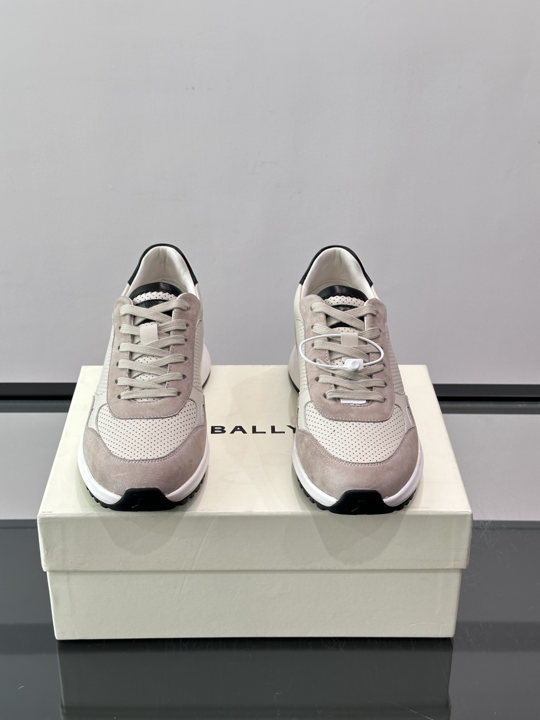 👟BALLY男士休闲运动鞋，网布+绒面革拼接，颜色鞋底点缀，简约又有层次感✨。厚底设计，穿着舒适还能悄悄