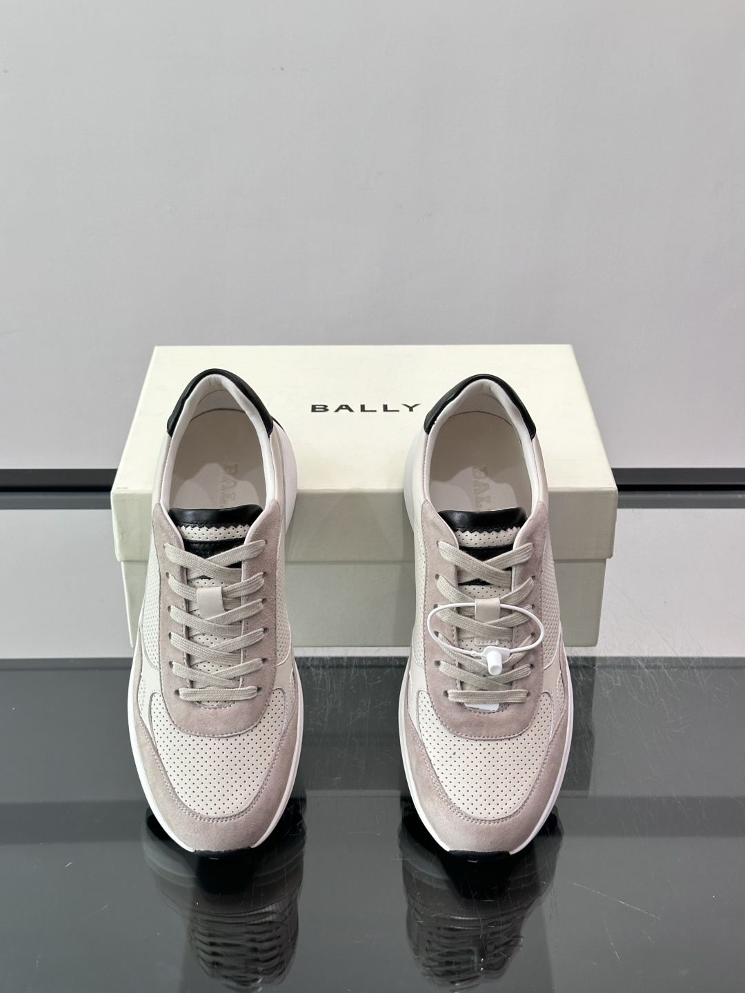 👟BALLY男士休闲运动鞋，网布+绒面革拼接，颜色鞋底点缀，简约又有层次感✨。厚底设计，穿着舒适还能悄悄