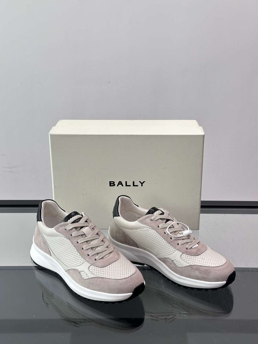 👟BALLY男士休闲运动鞋，网布+绒面革拼接，颜色鞋底点缀，简约又有层次感✨。厚底设计，穿着舒适还能悄悄