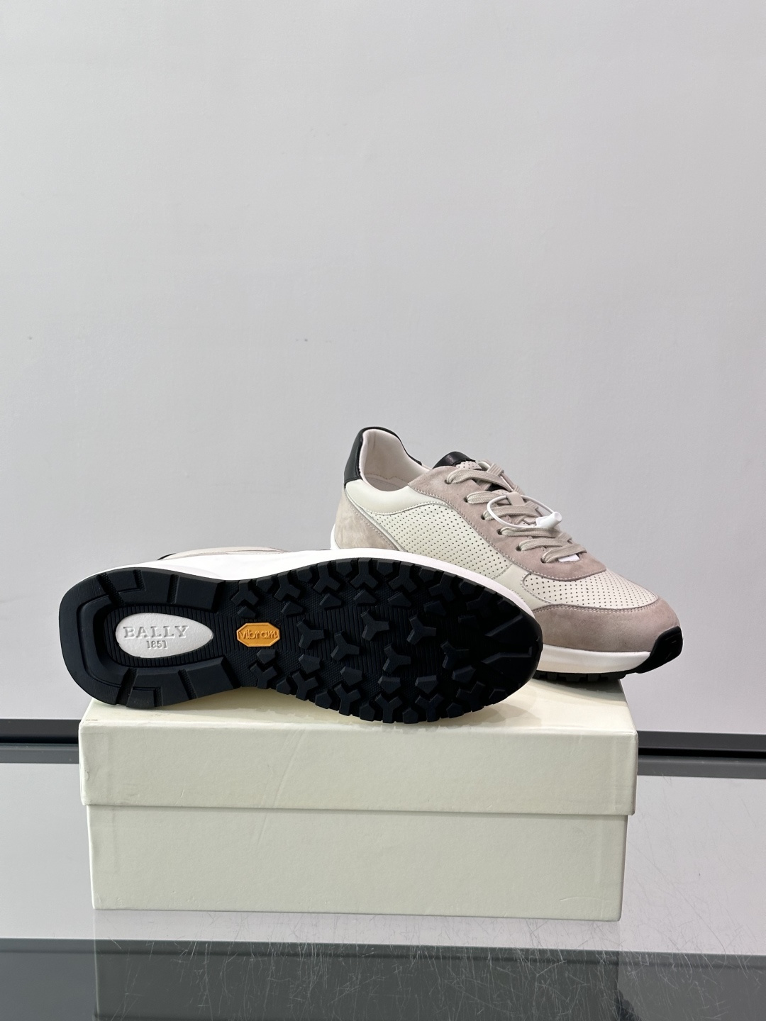 👟BALLY男士休闲运动鞋，网布+绒面革拼接，颜色鞋底点缀，简约又有层次感✨。厚底设计，穿着舒适还能悄悄
