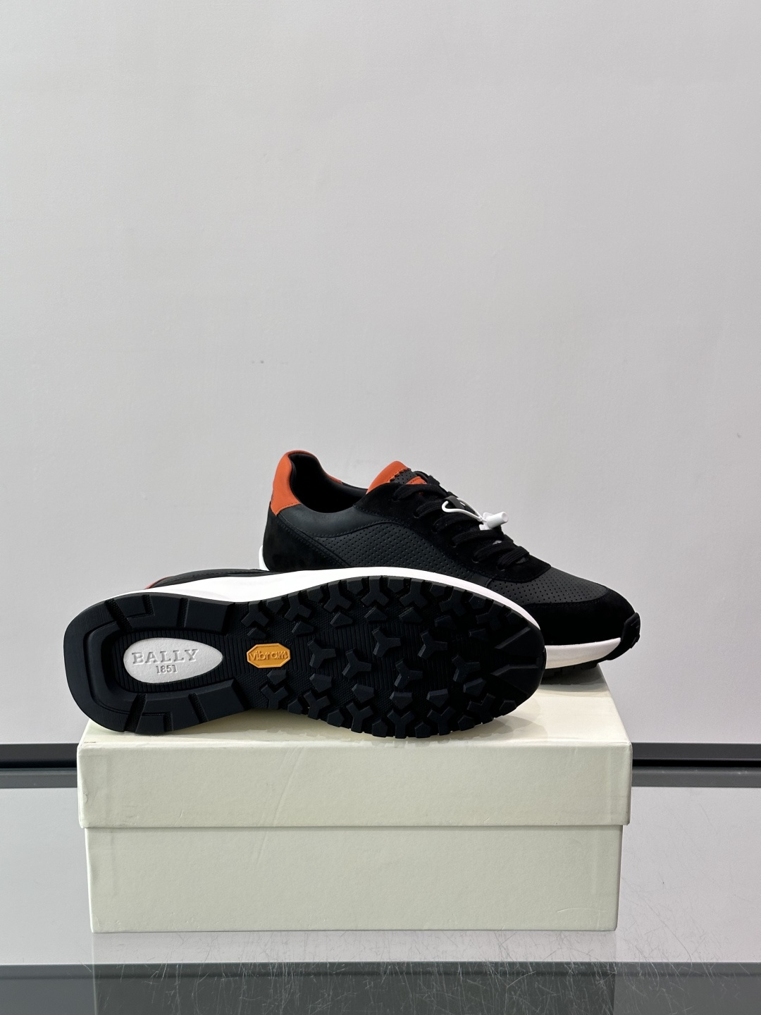 👟BALLY男士休闲运动鞋，网布+绒面革拼接，颜色鞋底点缀，简约又有层次感✨。厚底设计，穿着舒适还能悄悄