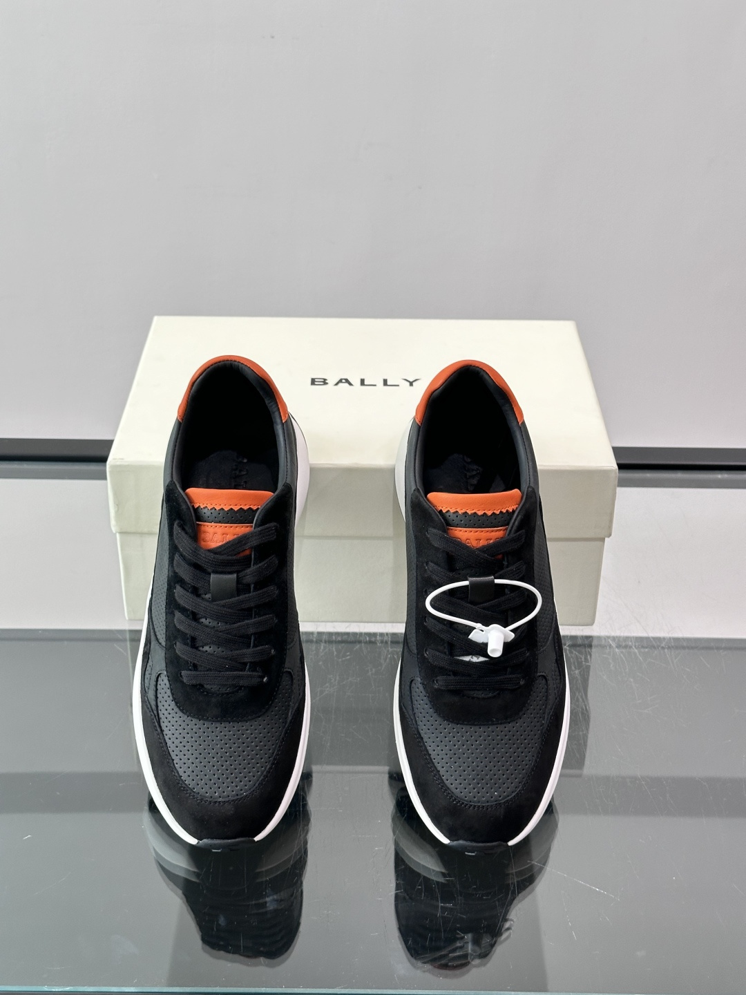 👟BALLY男士休闲运动鞋，网布+绒面革拼接，颜色鞋底点缀，简约又有层次感✨。厚底设计，穿着舒适还能悄悄