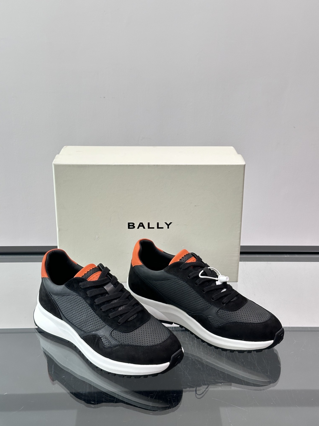 👟BALLY男士休闲运动鞋，网布+绒面革拼接，颜色鞋底点缀，简约又有层次感✨。厚底设计，穿着舒适还能悄悄