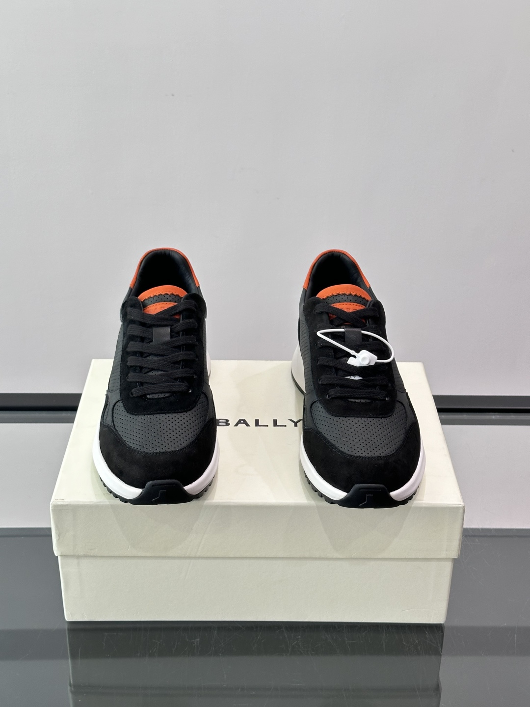 👟BALLY男士休闲运动鞋，网布+绒面革拼接，颜色鞋底点缀，简约又有层次感✨。厚底设计，穿着舒适还能悄悄