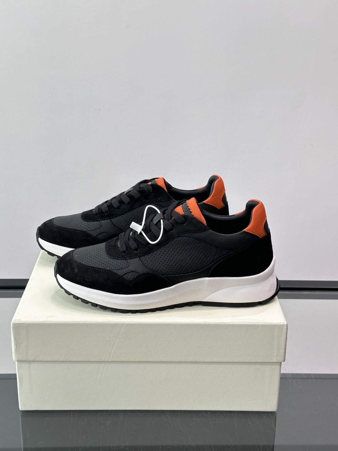 👟BALLY男士休闲运动鞋，网布+绒面革拼接，颜色鞋底点缀，简约又有层次感✨。厚底设计，穿着舒适还能悄悄