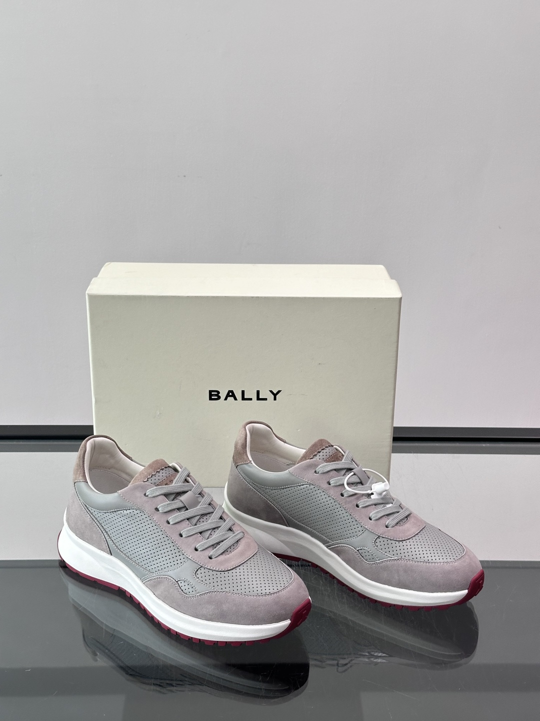 👟BALLY男士休闲运动鞋，网布+绒面革拼接，颜色鞋底点缀，简约又有层次感✨。厚底设计，穿着舒适还能悄悄