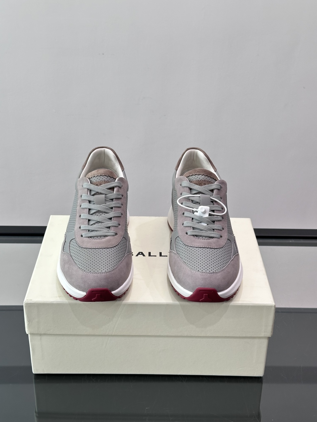 👟BALLY男士休闲运动鞋，网布+绒面革拼接，颜色鞋底点缀，简约又有层次感✨。厚底设计，穿着舒适还能悄悄