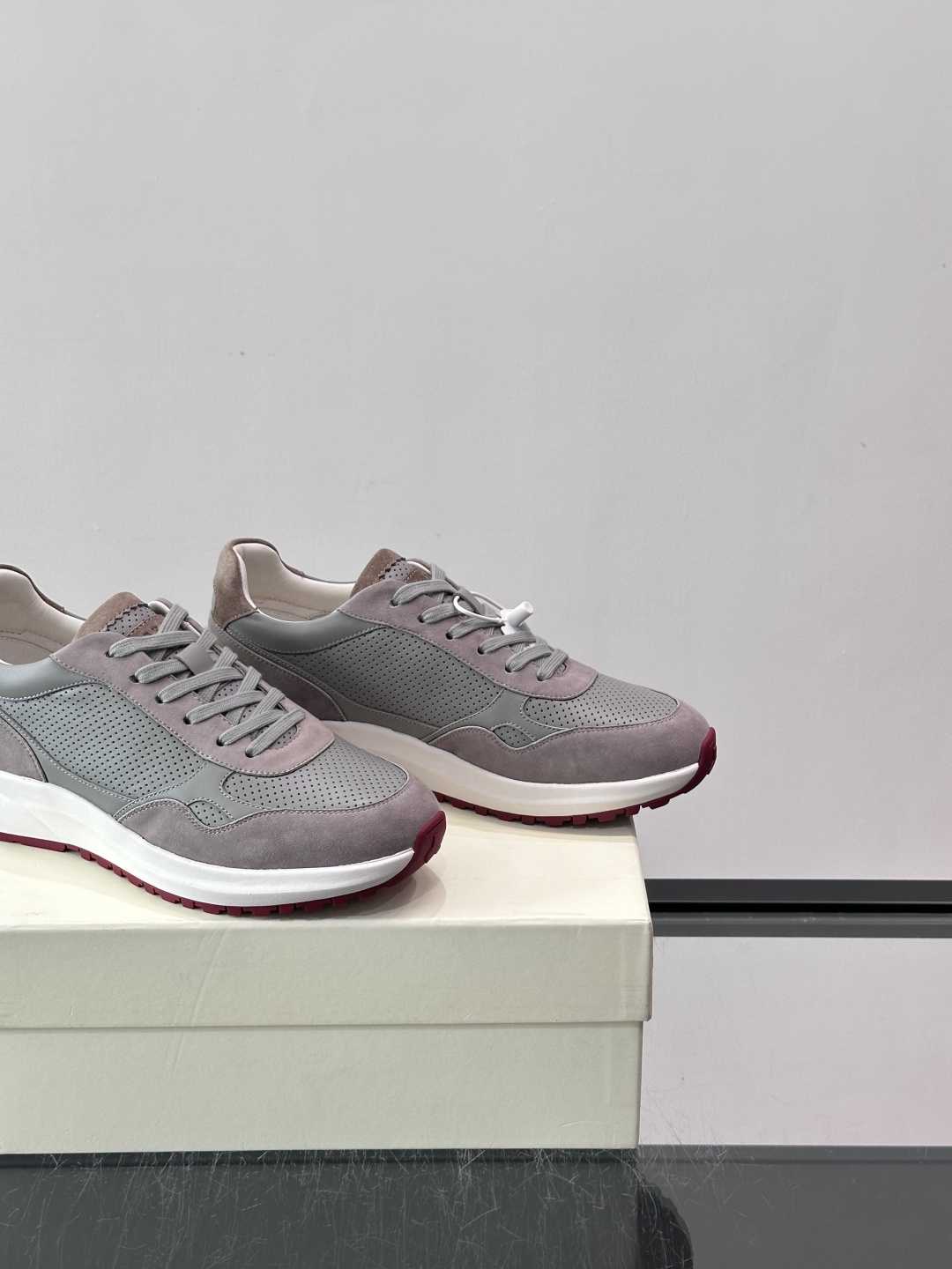 👟BALLY男士休闲运动鞋，网布+绒面革拼接，颜色鞋底点缀，简约又有层次感✨。厚底设计，穿着舒适还能悄悄