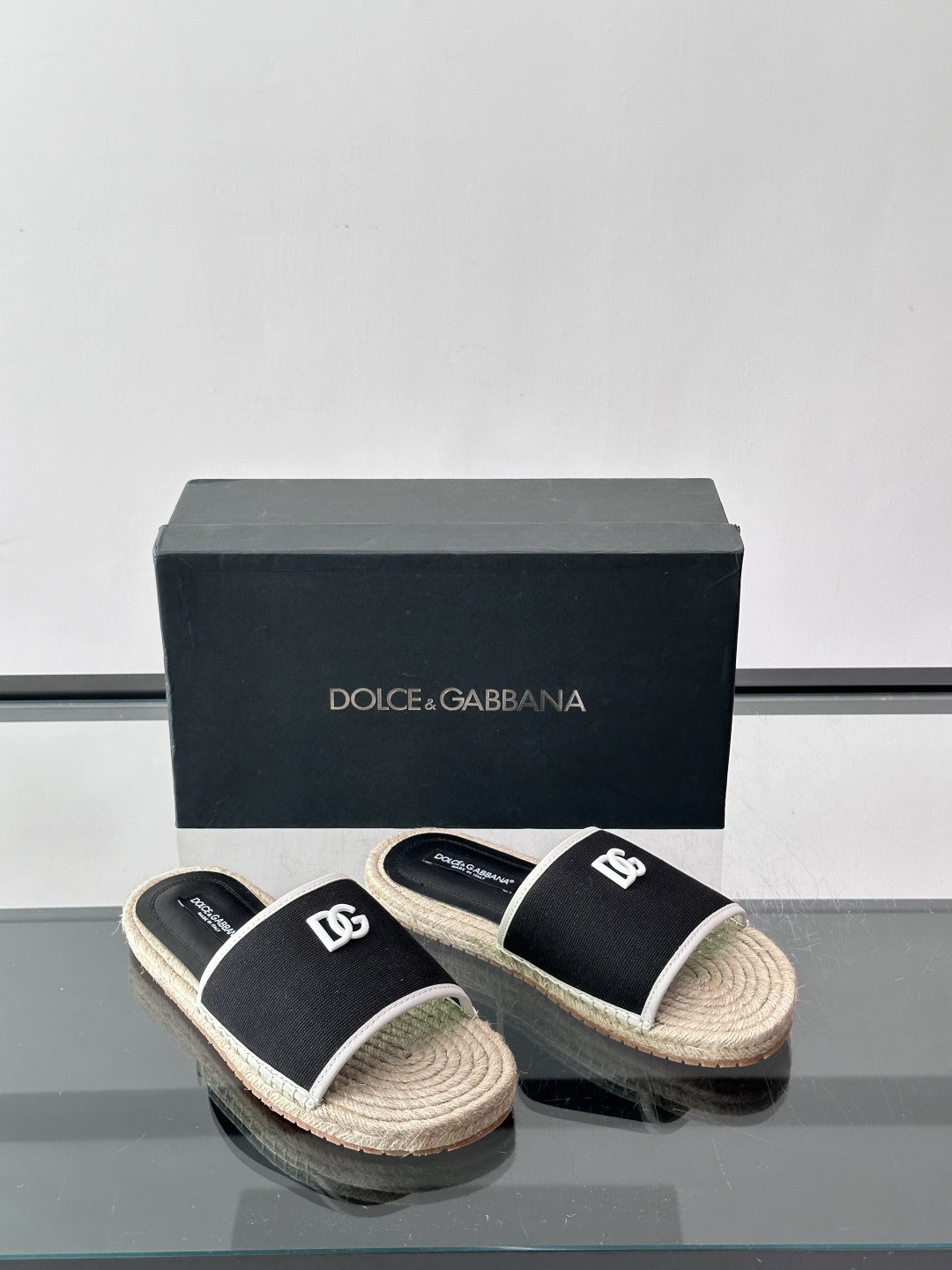 Dolce & Gabbana DG系列拖鞋，织物鞋面+DG标志，简约又有辨识度。鞋底仿麻绳编织，轻便透