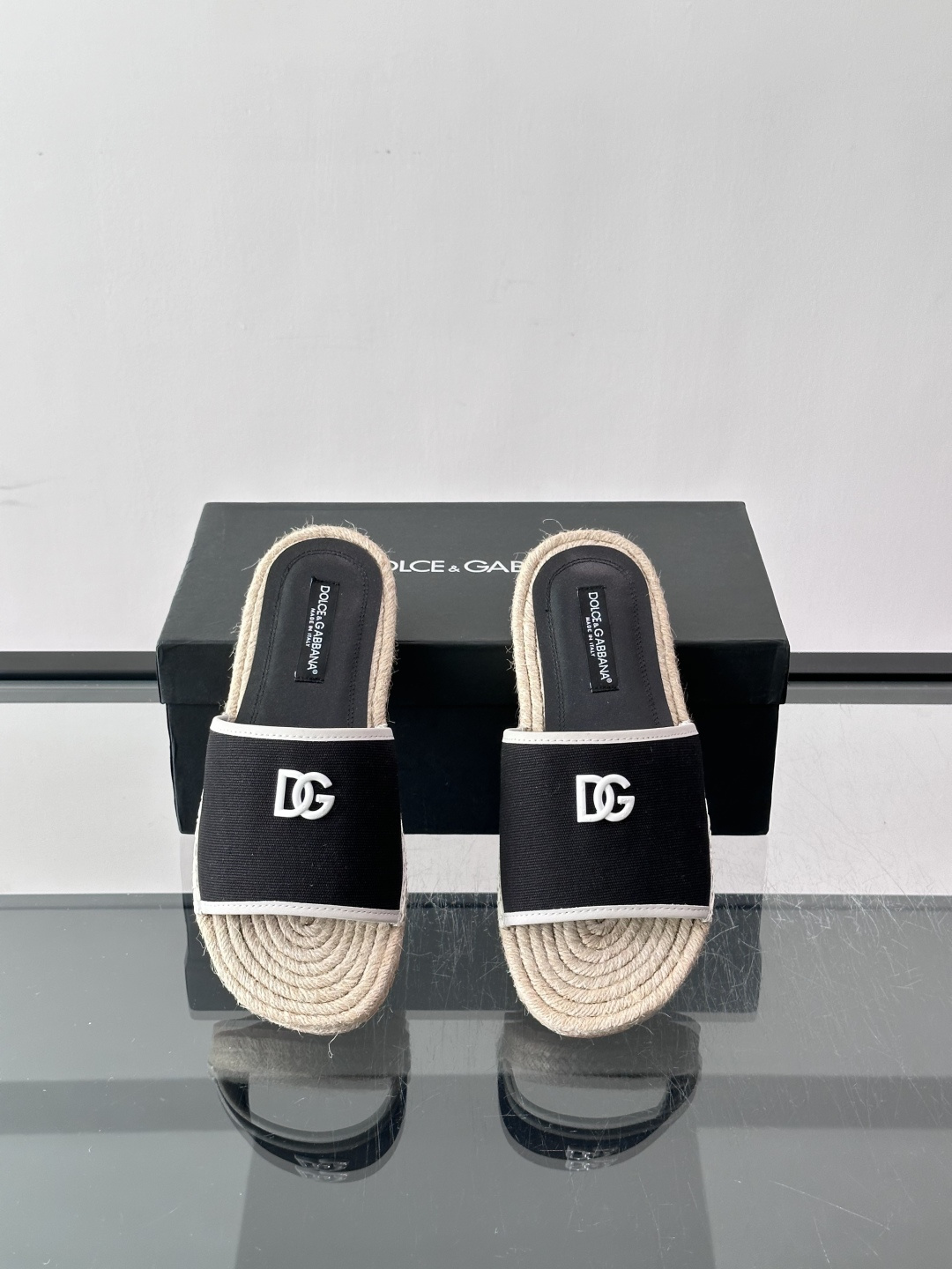 Dolce & Gabbana DG系列拖鞋，织物鞋面+DG标志，简约又有辨识度。鞋底仿麻绳编织，轻便透