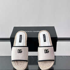 Dolce & Gabbana DG系列拖鞋,织物鞋面+DG标志,简约又有辨识度。鞋底仿麻绳编织,轻便透 Dolce & Gabbana DG系列拖鞋,织物鞋面+DG标志,简约又有辨识度。鞋底仿麻绳编织,轻便透