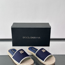 Dolce & Gabbana DG系列拖鞋,织物鞋面+DG标志,简约又有辨识度。鞋底仿麻绳编织,轻便透 Dolce & Gabbana DG系列拖鞋,织物鞋面+DG标志,简约又有辨识度。鞋底仿麻绳编织,轻便透