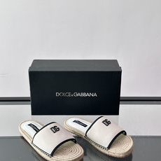 Dolce & Gabbana DG系列拖鞋,织物鞋面+DG标志,简约又有辨识度。鞋底仿麻绳编织,轻便透 Dolce & Gabbana DG系列拖鞋,织物鞋面+DG标志,简约又有辨识度。鞋底仿麻绳编织,轻便透