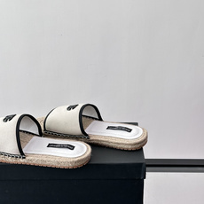 Dolce & Gabbana DG系列拖鞋,织物鞋面+DG标志,简约又有辨识度。鞋底仿麻绳编织,轻便透 Dolce & Gabbana DG系列拖鞋,织物鞋面+DG标志,简约又有辨识度。鞋底仿麻绳编织,轻便透