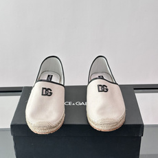 Dolce & Gabbana乐福鞋采用帆布面料,搭配金属“DG”标志,品牌辨识度超高✨。鞋底是编织草绳 Dolce & Gabbana乐福鞋采用帆布面料,搭配金属“DG”标志,品牌辨识度超高✨。鞋底是编织草绳