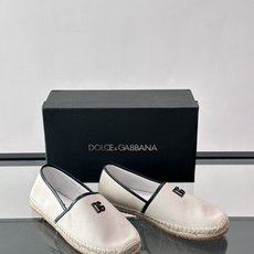 Dolce & Gabbana乐福鞋采用帆布面料,搭配金属“DG”标志,品牌辨识度超高✨。鞋底是编织草绳 Dolce & Gabbana乐福鞋采用帆布面料,搭配金属“DG”标志,品牌辨识度超高✨。鞋底是编织草绳