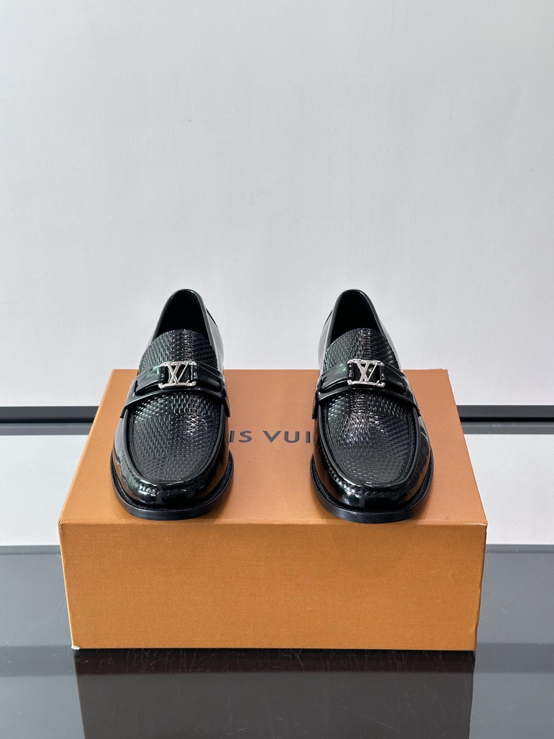 🖤LV黑色乐福鞋，亮面皮革+经典Monogram压纹，金属LV标志超有辨识度！简约大方，商务休闲都能轻松