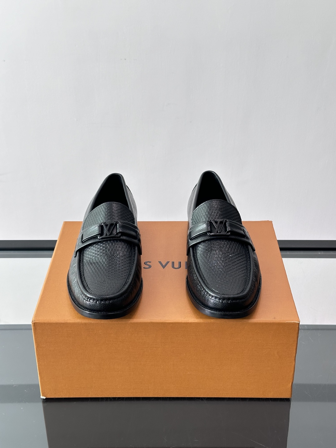 🖤LV黑色乐福鞋，亮面皮革+经典Monogram压纹，金属LV标志超有辨识度！简约大方，商务休闲都能轻松