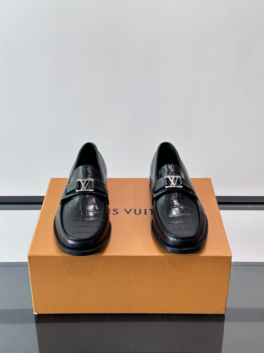 🖤LV黑色乐福鞋，亮面皮革+经典Monogram压纹，金属LV标志超有辨识度！简约大方，商务休闲都能轻松