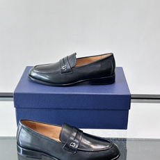 🖤DIOR黑色乐福鞋,选用高光泽真皮,质感细腻又耐用。经典一脚蹬设计,搭配品牌金属徽标,低调奢华✨。内里 🖤DIOR黑色乐福鞋,选用高光泽真皮,质感细腻又耐用。经典一脚蹬设计,搭配品牌金属徽标,低调奢华✨。内里