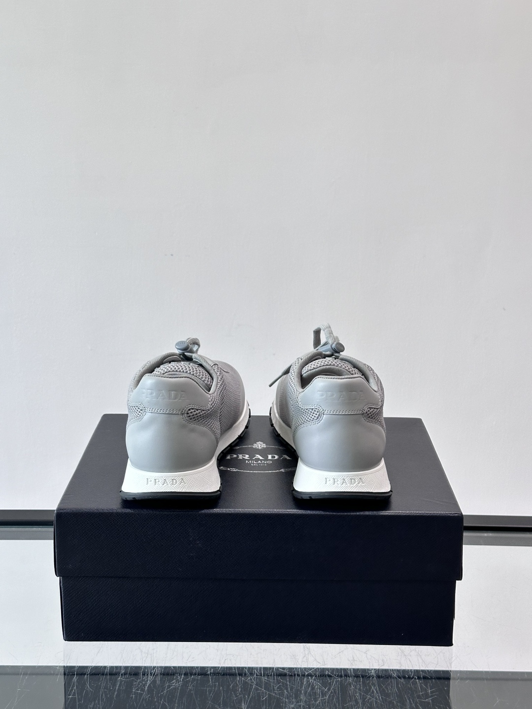 👟Prada男士休闲运动鞋，简约时尚，网布+皮革拼接，透气又有支撑力。橡胶鞋底防滑，日常穿搭或轻运动都O