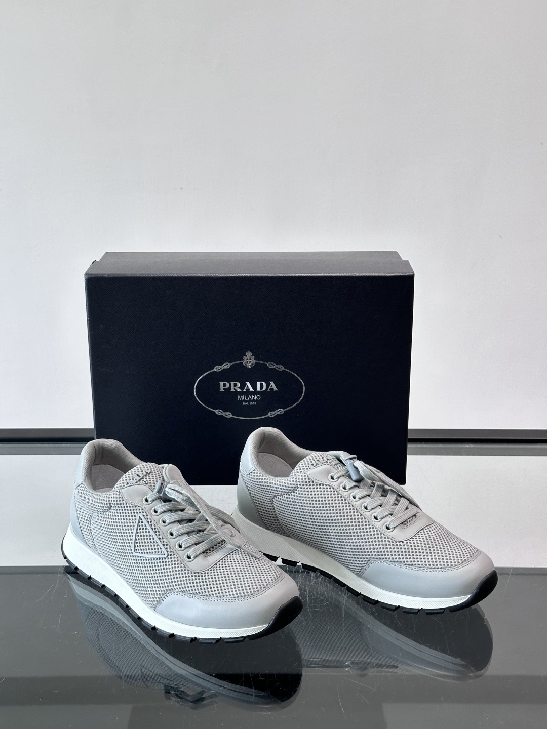 👟Prada男士休闲运动鞋，简约时尚，网布+皮革拼接，透气又有支撑力。橡胶鞋底防滑，日常穿搭或轻运动都O