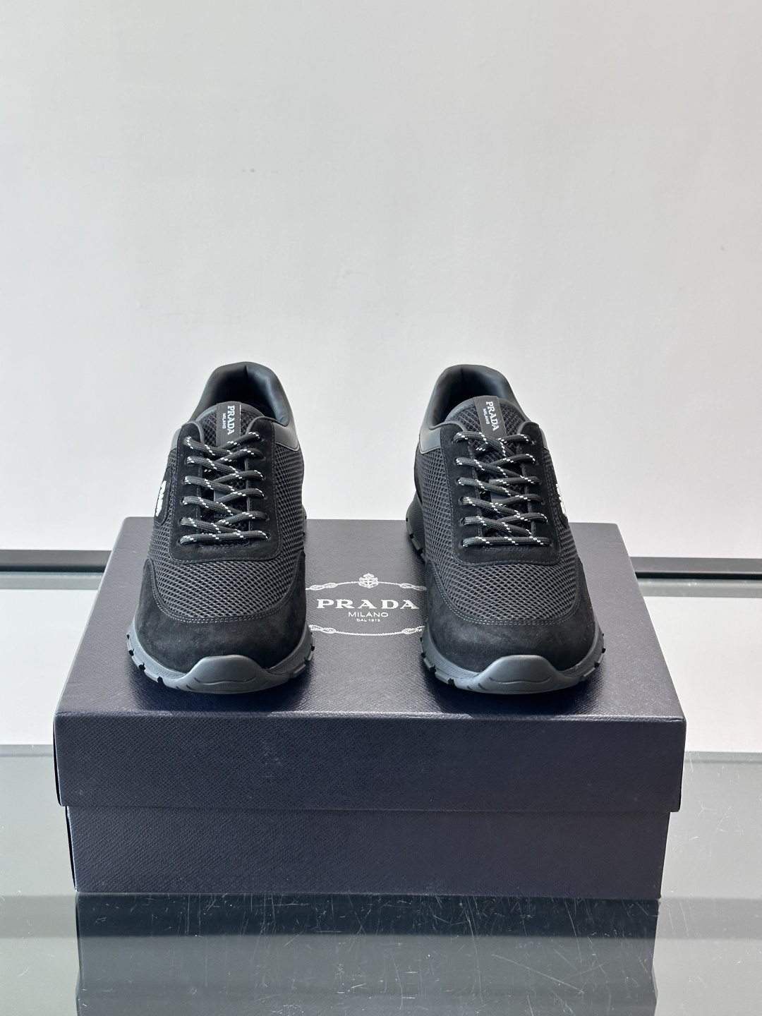 👟Prada男士休闲运动鞋，简约时尚，网布+皮革拼接，透气又有支撑力。橡胶鞋底防滑，日常穿搭或轻运动都O