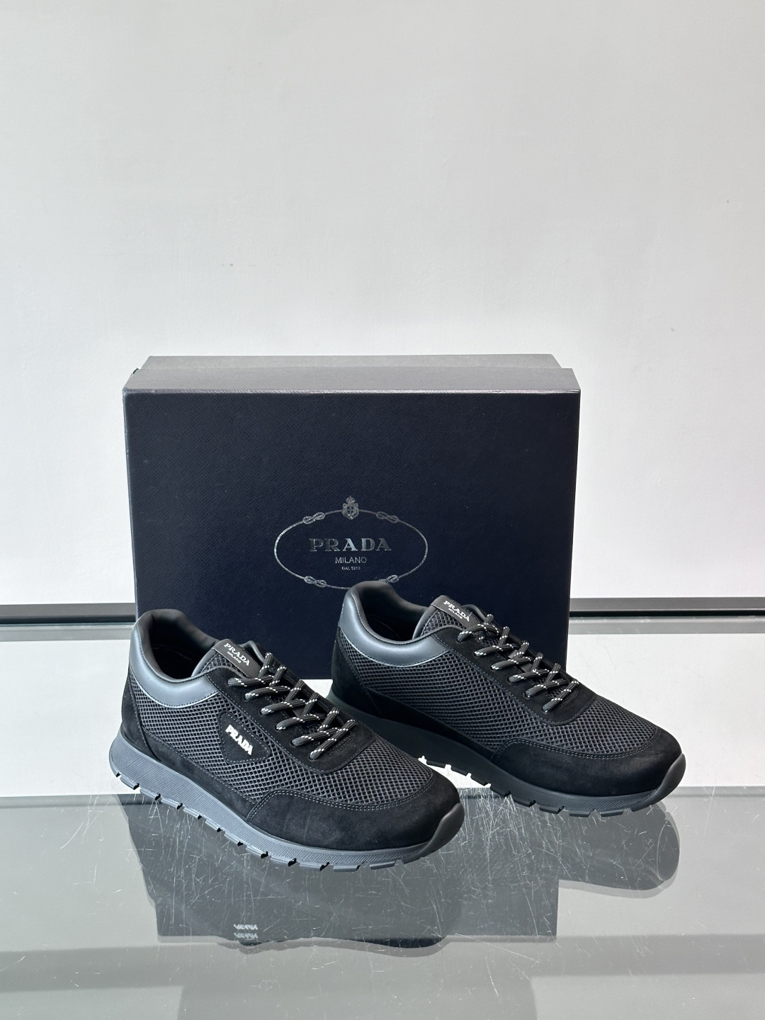 👟Prada男士休闲运动鞋，简约时尚，网布+皮革拼接，透气又有支撑力。橡胶鞋底防滑，日常穿搭或轻运动都O