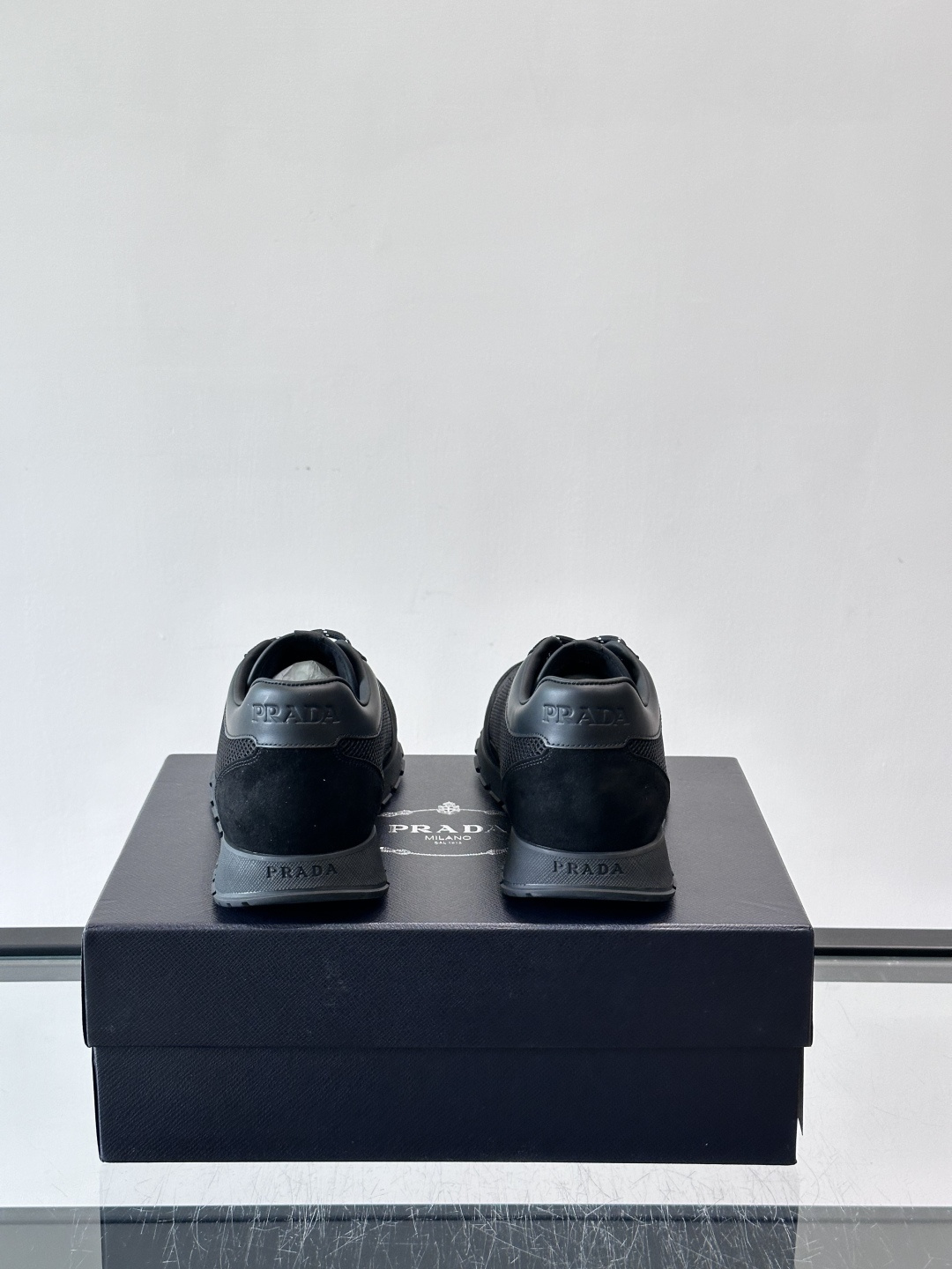 👟Prada男士休闲运动鞋，简约时尚，网布+皮革拼接，透气又有支撑力。橡胶鞋底防滑，日常穿搭或轻运动都O