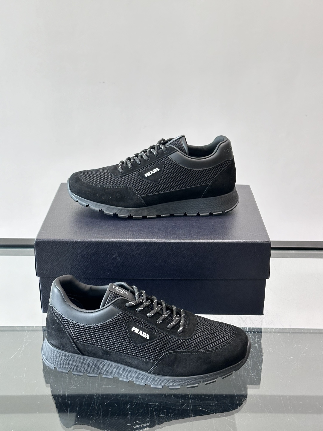 👟Prada男士休闲运动鞋，简约时尚，网布+皮革拼接，透气又有支撑力。橡胶鞋底防滑，日常穿搭或轻运动都O