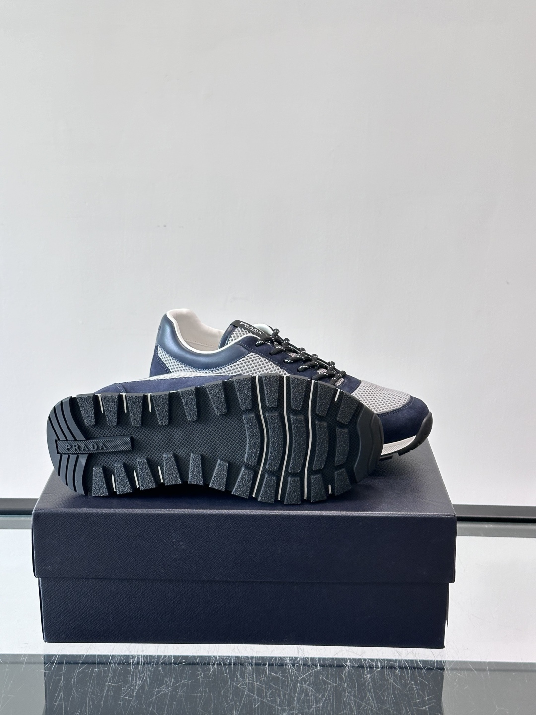 👟Prada男士休闲运动鞋，简约时尚，网布+皮革拼接，透气又有支撑力。橡胶鞋底防滑，日常穿搭或轻运动都O