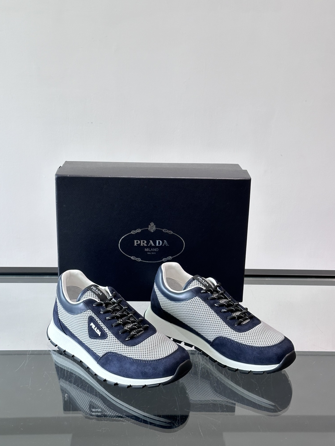 👟Prada男士休闲运动鞋，简约时尚，网布+皮革拼接，透气又有支撑力。橡胶鞋底防滑，日常穿搭或轻运动都O