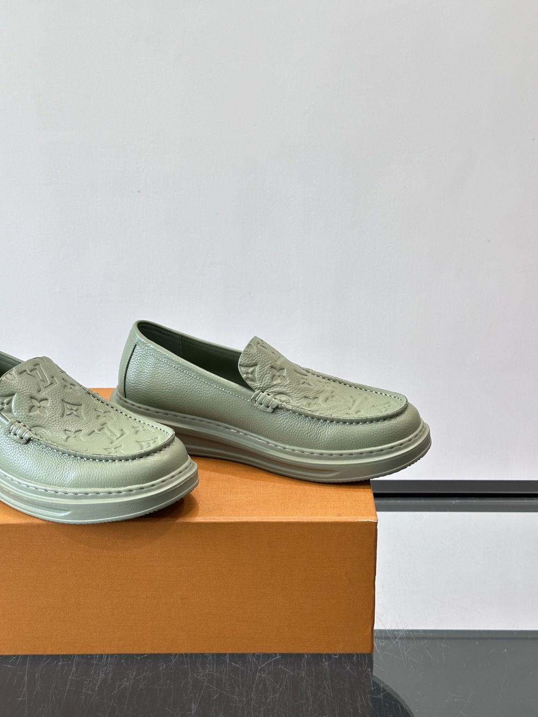 👟LV厚底乐福鞋，优质皮革+经典Monogram压纹，低调又有辨识度✨。厚底设计悄悄增高，穿着舒适，日常