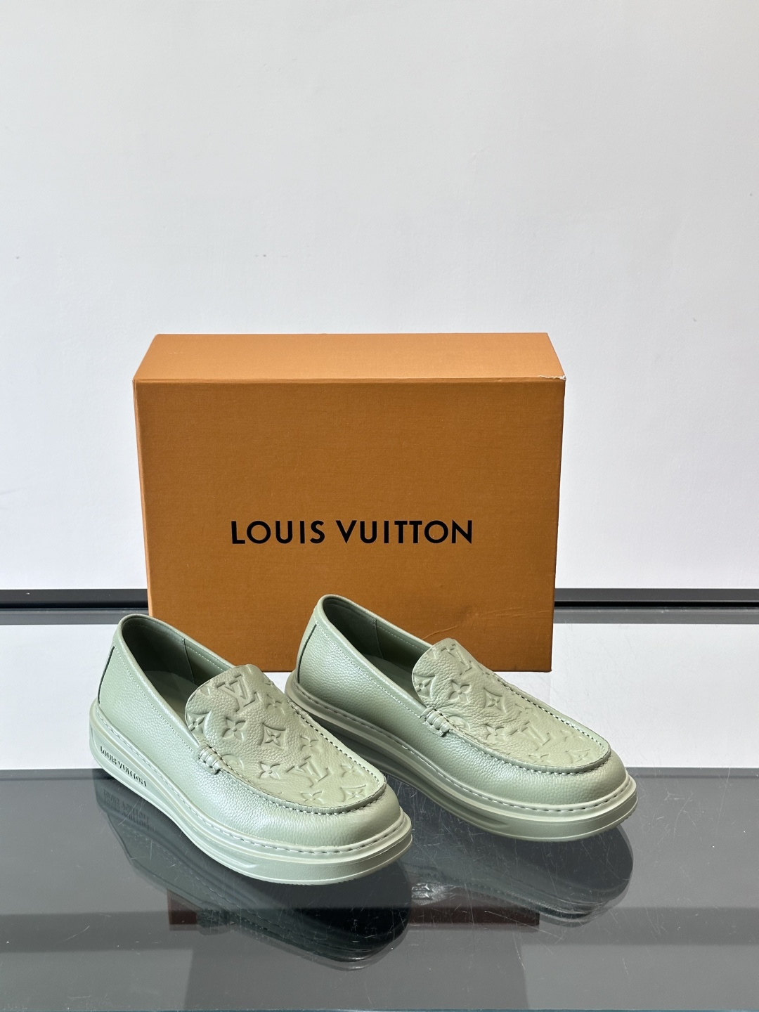 👟LV厚底乐福鞋，优质皮革+经典Monogram压纹，低调又有辨识度✨。厚底设计悄悄增高，穿着舒适，日常