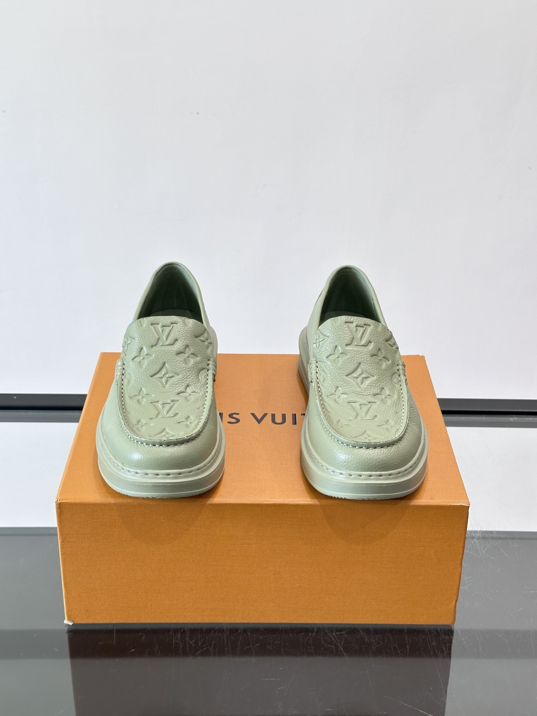 👟LV厚底乐福鞋，优质皮革+经典Monogram压纹，低调又有辨识度✨。厚底设计悄悄增高，穿着舒适，日常