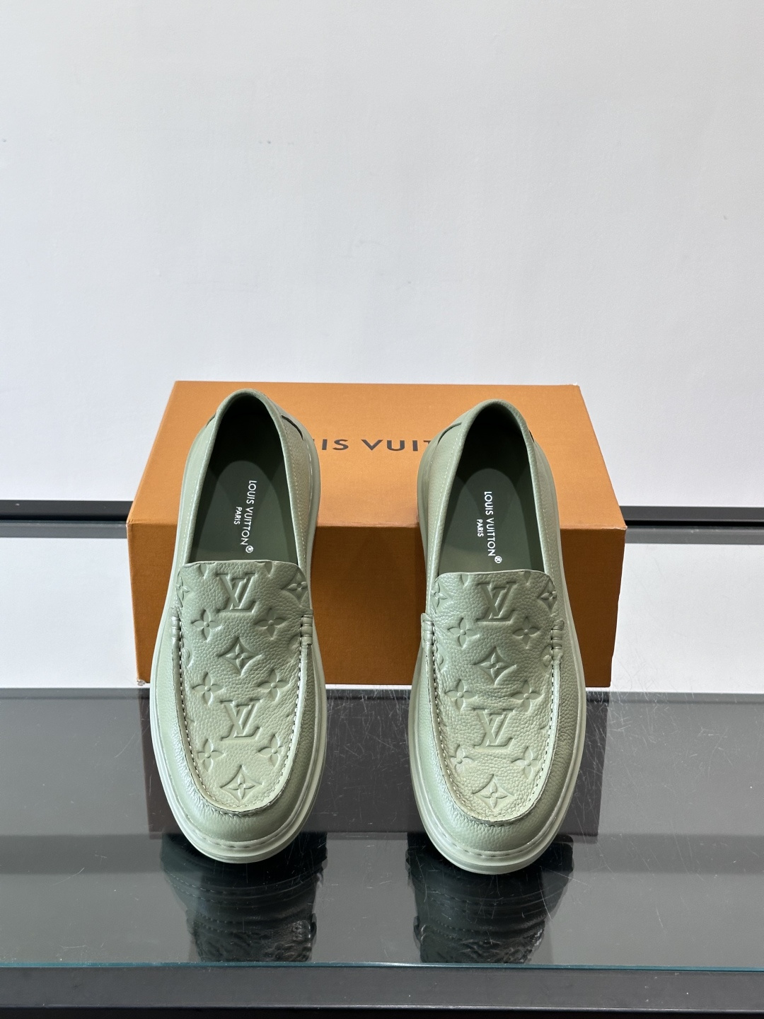 👟LV厚底乐福鞋，优质皮革+经典Monogram压纹，低调又有辨识度✨。厚底设计悄悄增高，穿着舒适，日常